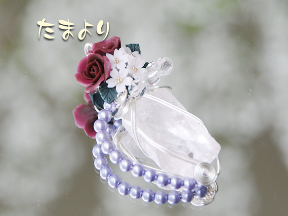 「アグライアの抱擁」ダンビュライトとお花（樹脂粘土：ローズと桜）のペンダントトップ 4枚目の画像