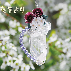「アグライアの抱擁」ダンビュライトとお花（樹脂粘土：ローズと桜）のペンダントトップ 7枚目の画像