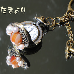 赤縞瑪瑙と真珠の懐中時計バックチャーム 2枚目の画像