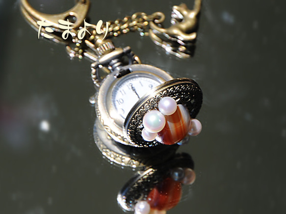 赤縞瑪瑙と真珠の懐中時計バックチャーム 3枚目の画像