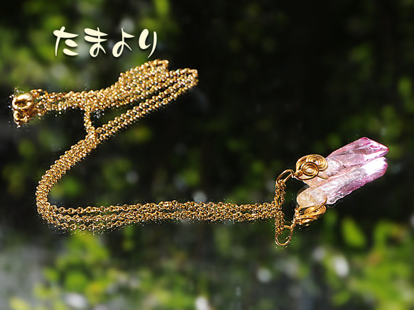 「ニンフの囁き」ピンクオーラクリスタルのネックレス（ゴールドカラー1） 4枚目の画像