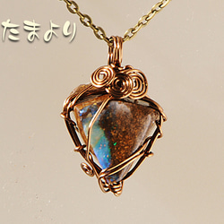 大地の力・虹のかくれんぼ」ボルダーオパールのペンダントトップB