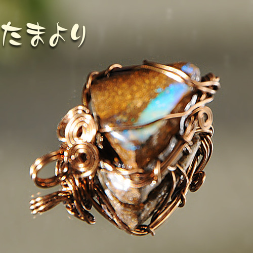 大地の力・虹のかくれんぼ」ボルダーオパールのペンダントトップB 