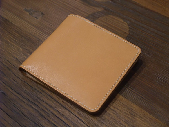 手縫いで作ったレザーのシンプル二つ折り財布（キャメル色） 1枚目の画像