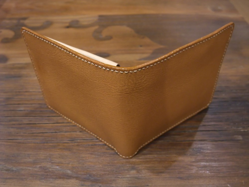 手縫いで作ったレザーのシンプル二つ折り財布（キャメル色）
