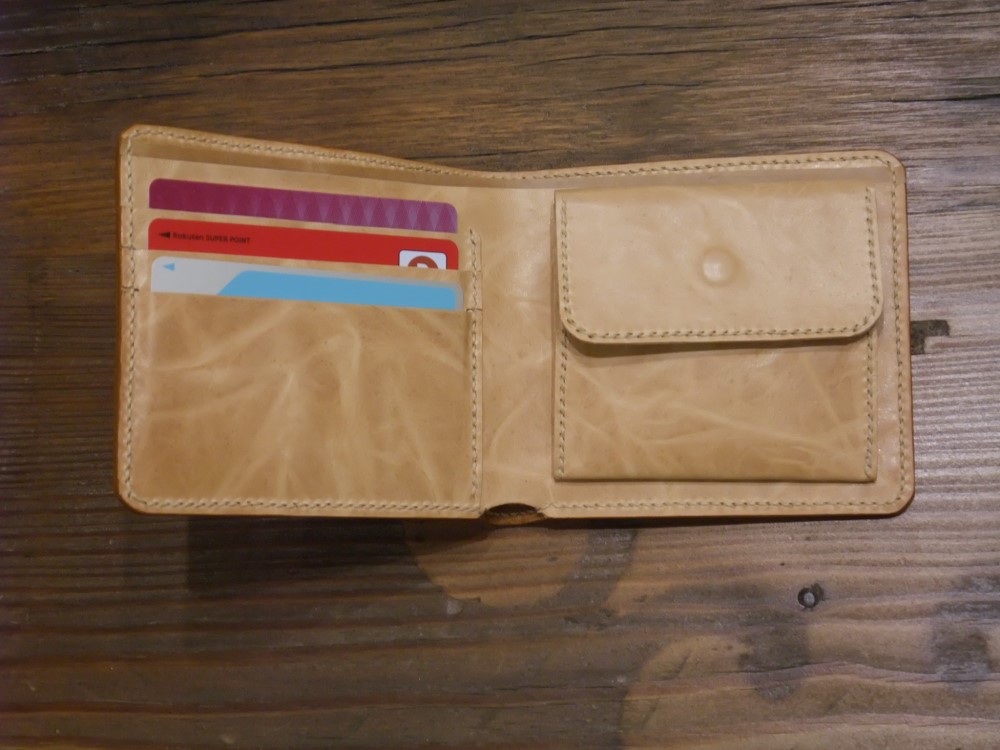 手縫いで作ったレザーのシンプル二つ折り財布（キャメル色）