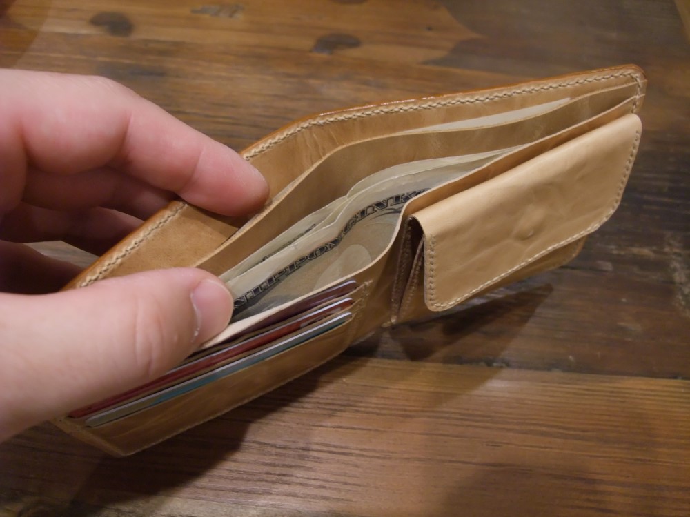 手縫いで作ったレザーのシンプル二つ折り財布（キャメル色）