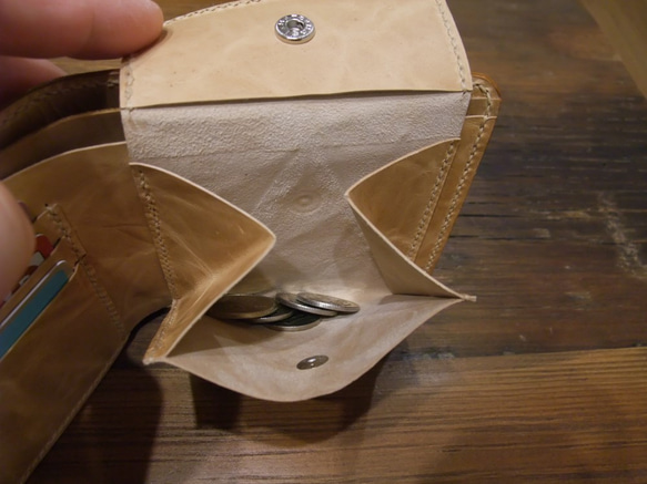 手縫いで作ったレザーのシンプル二つ折り財布（キャメル色） 5枚目の画像