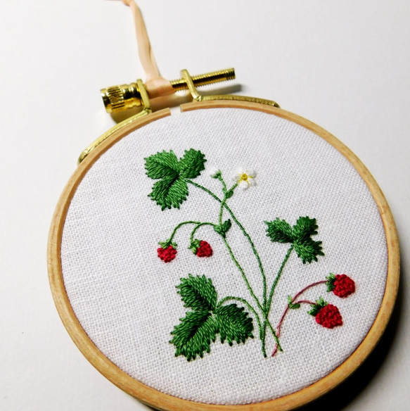 野いちごの刺繍☆Hoop Art 壁掛け 3枚目の画像