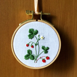 野いちごの刺繍☆Hoop Art 壁掛け 1枚目の画像