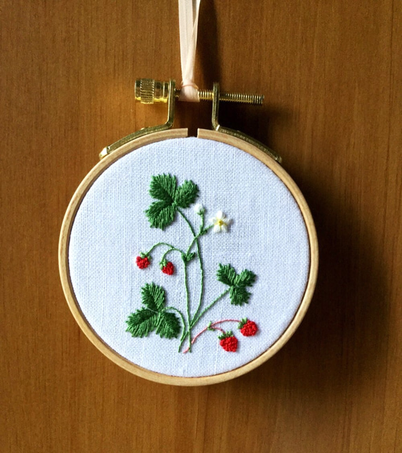 野いちごの刺繍☆Hoop Art 壁掛け 1枚目の画像