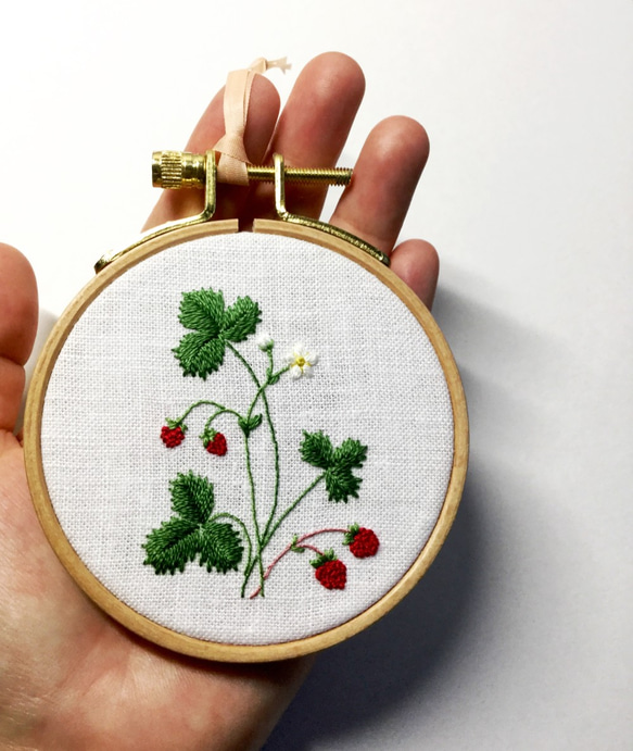 野いちごの刺繍☆Hoop Art 壁掛け 2枚目の画像