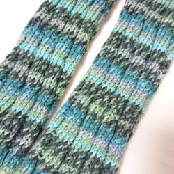 ニット スパイラルソックス編みのレッグウォーマー opal毛糸 グリーン系 2枚目の画像
