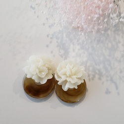 アイボリーのお花とキャラメルブラウンのイヤリングかピアス 2枚目の画像