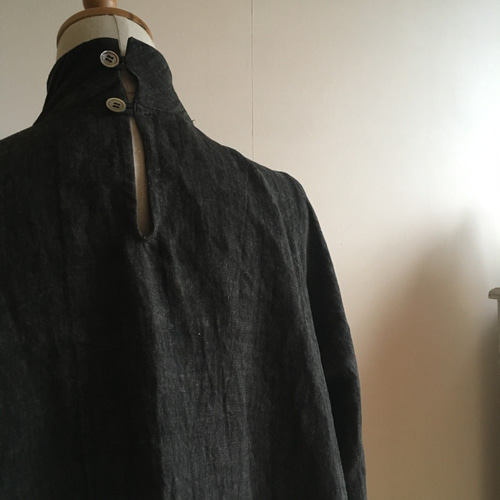 墨染リネンで作ったハイネックフレアワンピース ワンピース blue