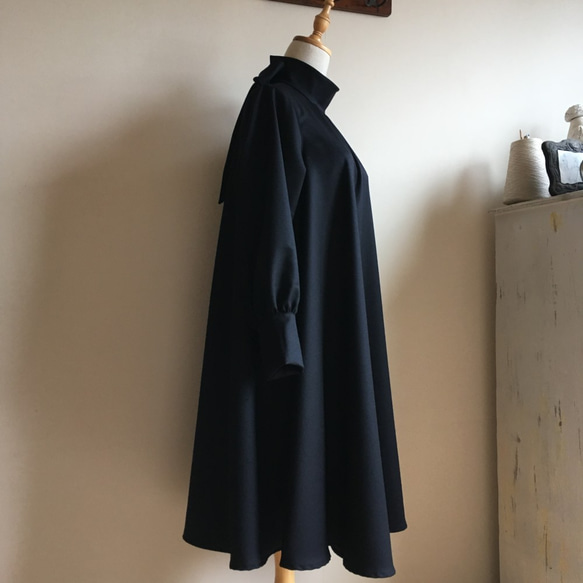 イタリア製ウール黒で作ったハイネックリボンフレアワンピース 3枚目の画像
