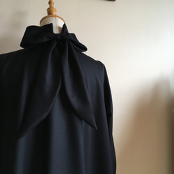 イタリア製ウール黒で作ったハイネックリボンフレアワンピース 5枚目の画像