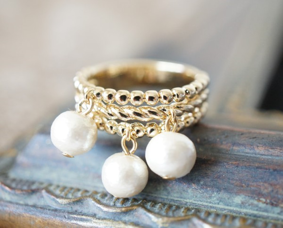 ３連重ね付け風 ツイスト＆ドット・リング ~ stacking pearl ring ~ 1枚目の画像