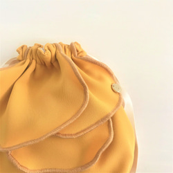 粉狀雙層布花瓣抽繩小包芥末黃 第4張的照片