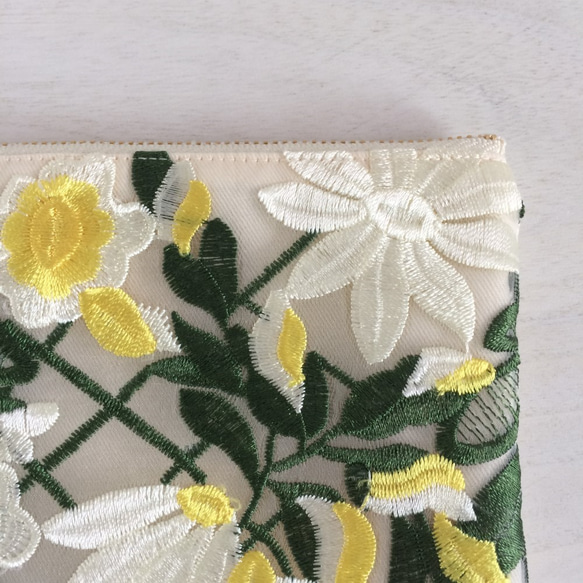 花柄刺繍 フラットポーチ ホワイト・グリーン・イエロー 4枚目の画像