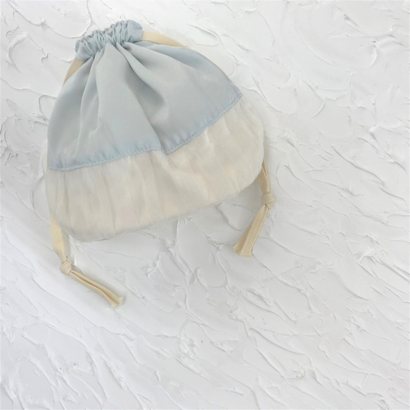 バイカラー オーバーチュールマットサテン丸底巾着ポーチ ペールブルー×オフホワイト 3枚目の画像