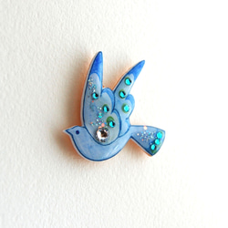 キラキラ青い小鳥のブローチ 1枚目の画像