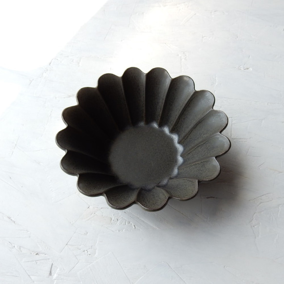 花型鉢 (流紋ブラック) 1枚目の画像