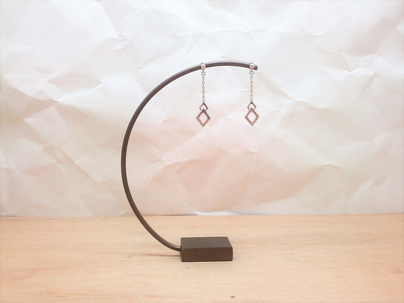 CLT字型ピアススタンド（3個入り） 2枚目の画像