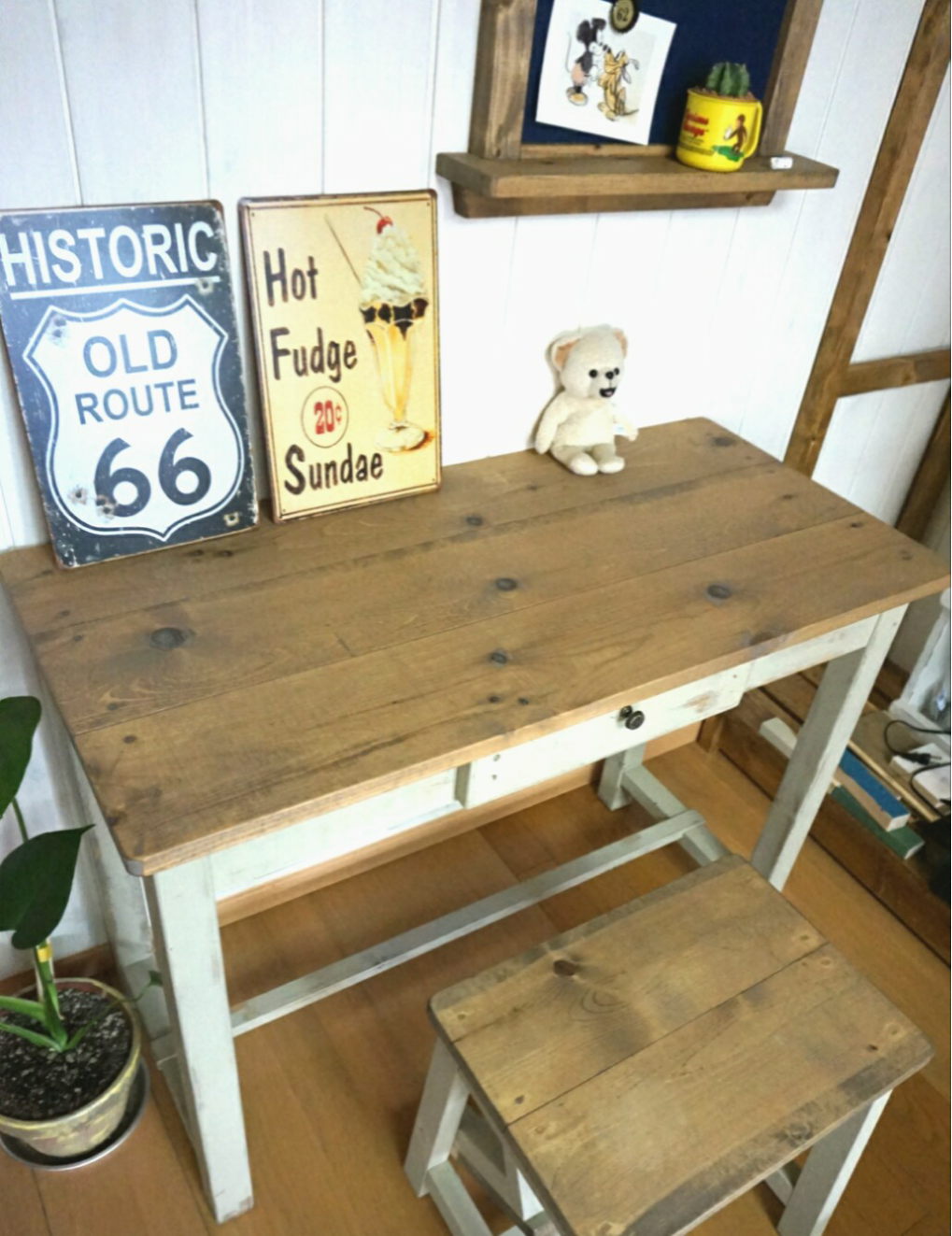 送料無料 アンティーク風引き出し付きデスク【幅900㎜×高さ680㎜×奥行き420㎜】