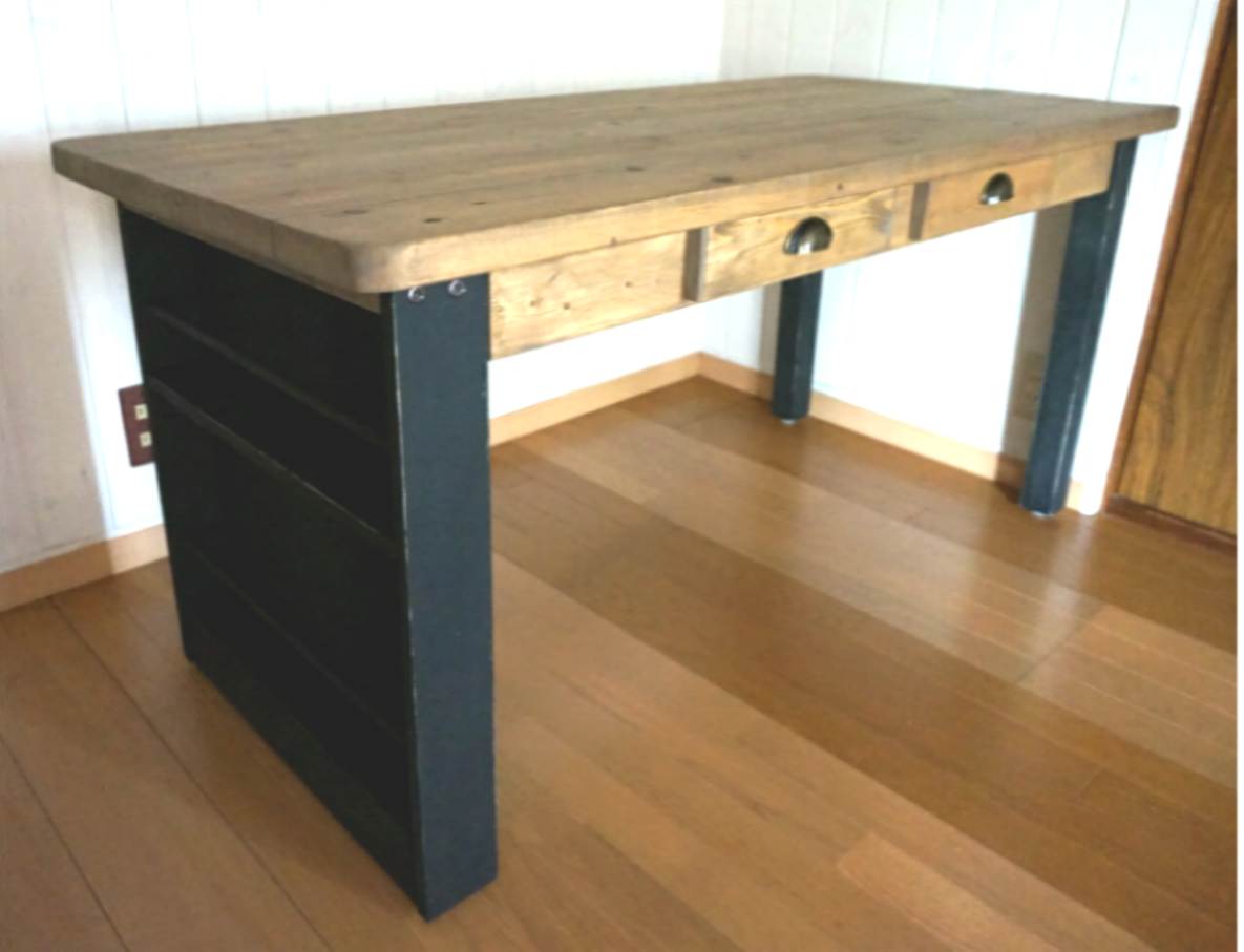 どっしり質実剛健無垢ダイニングテーブル  マガジンラック＆引き出し２つ付き  〖 1400×700×690mm〗