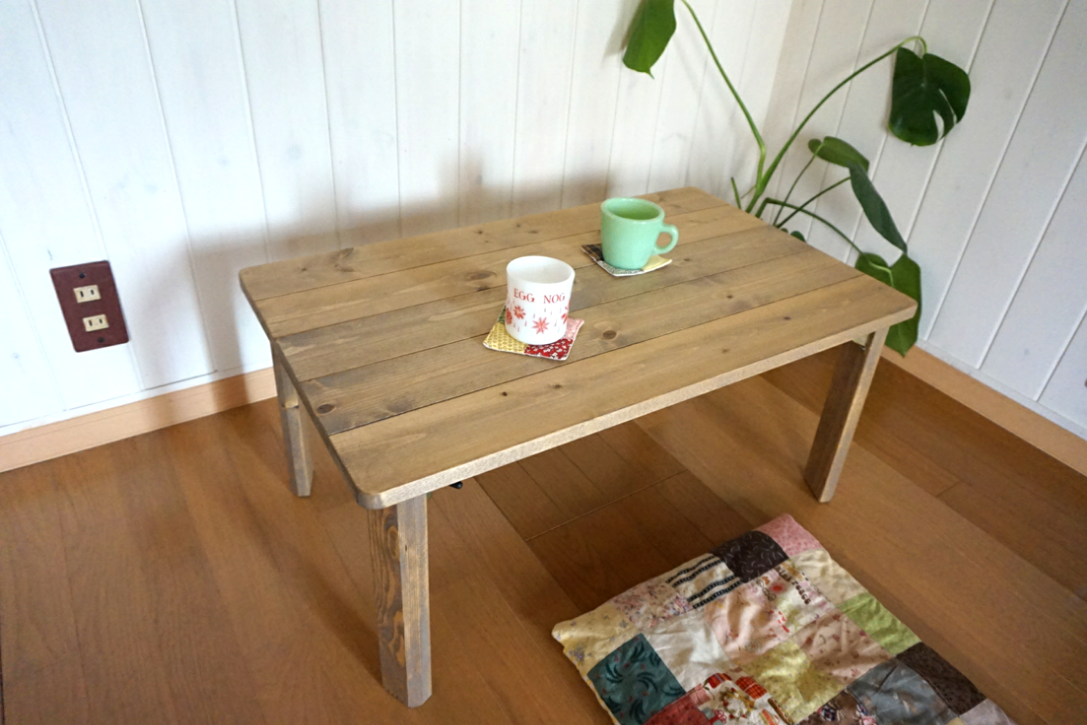 シンプルナチュラルな折りたたみ式ローテーブル