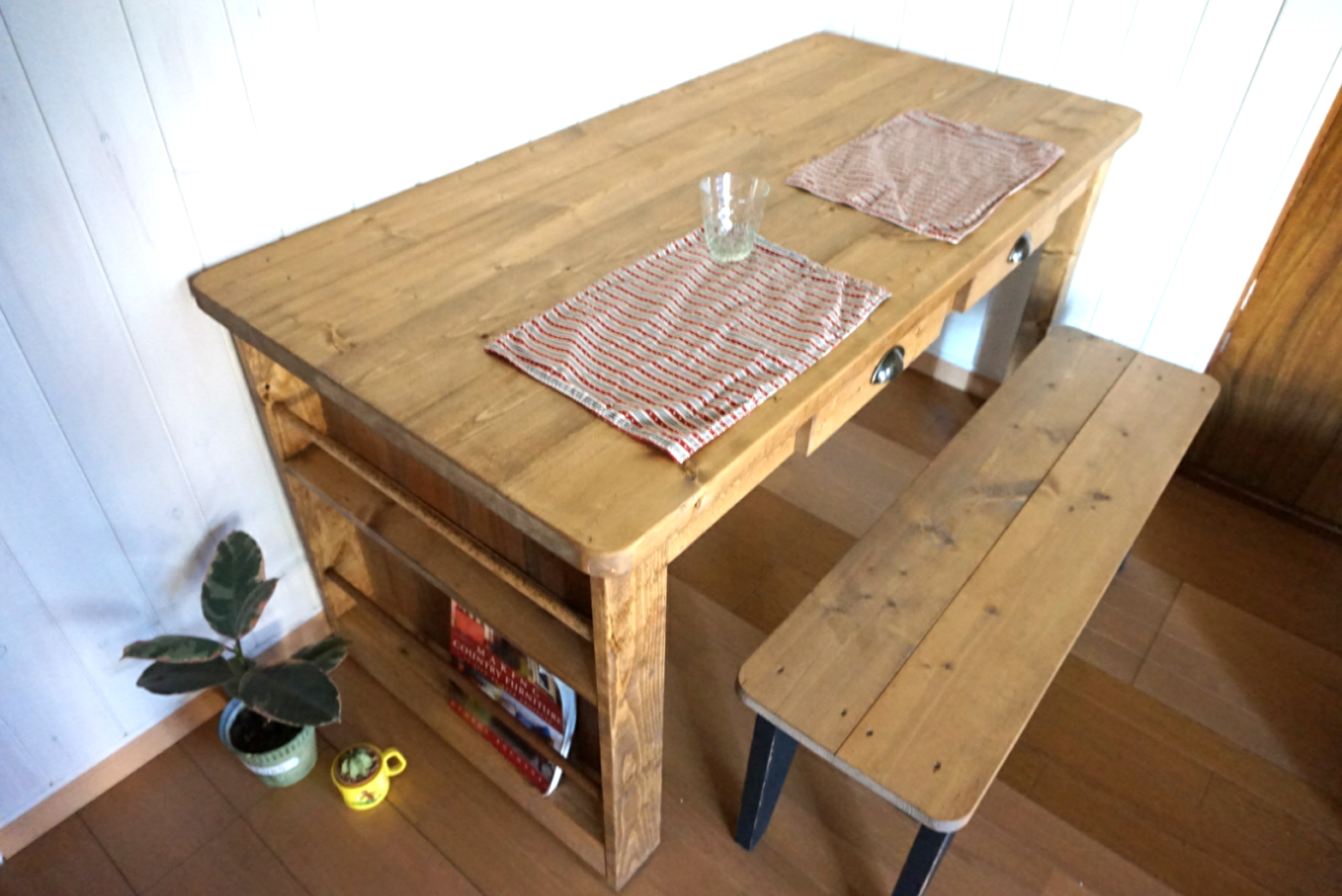 カントリーなどっしり質実剛健無垢ダイニングテーブル マガジンラック＆引き出し２つ付き〖 1100×700×690mm〗