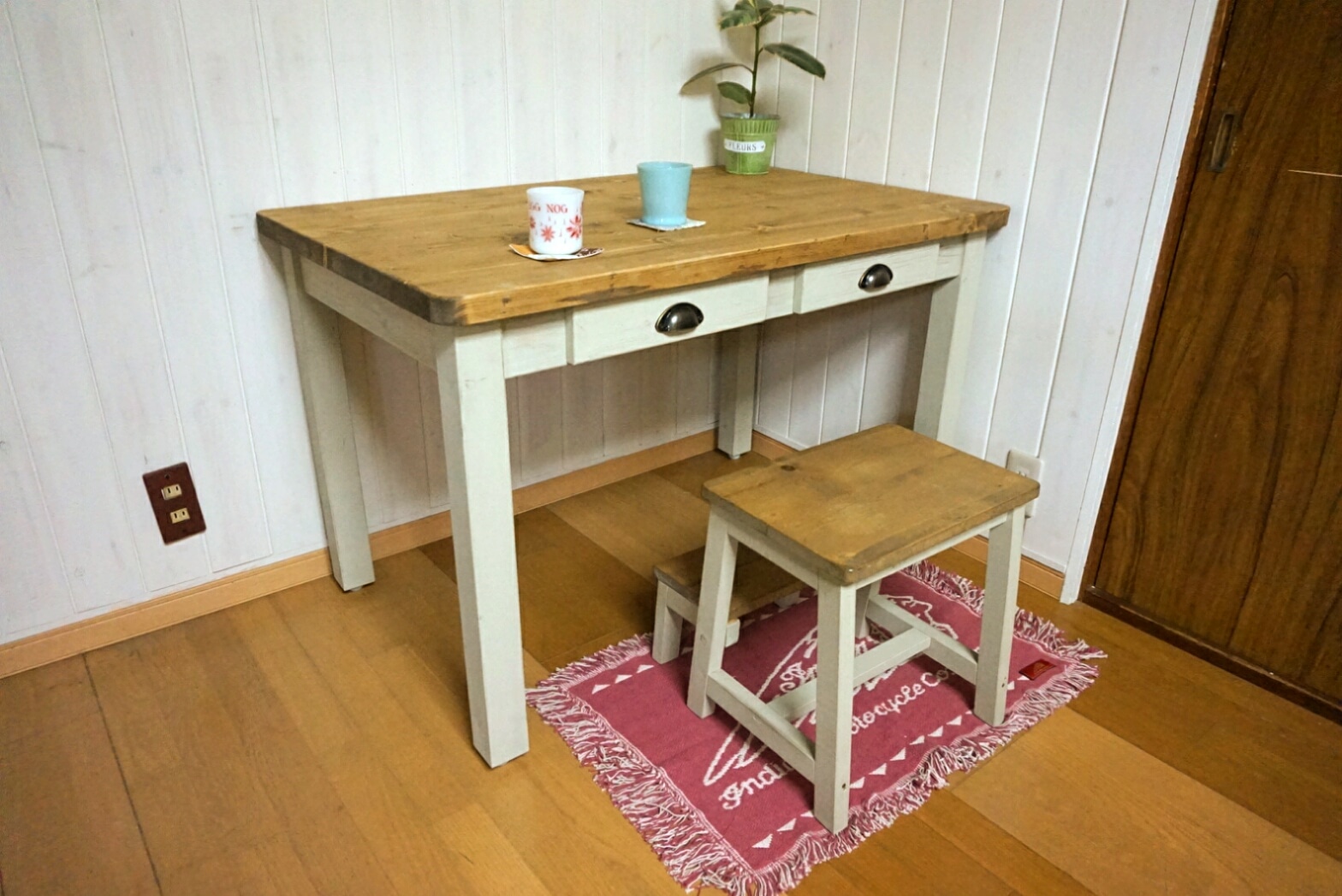 ヘンプベージュとダークウォルナットのちょっと小さめダイニングテーブル