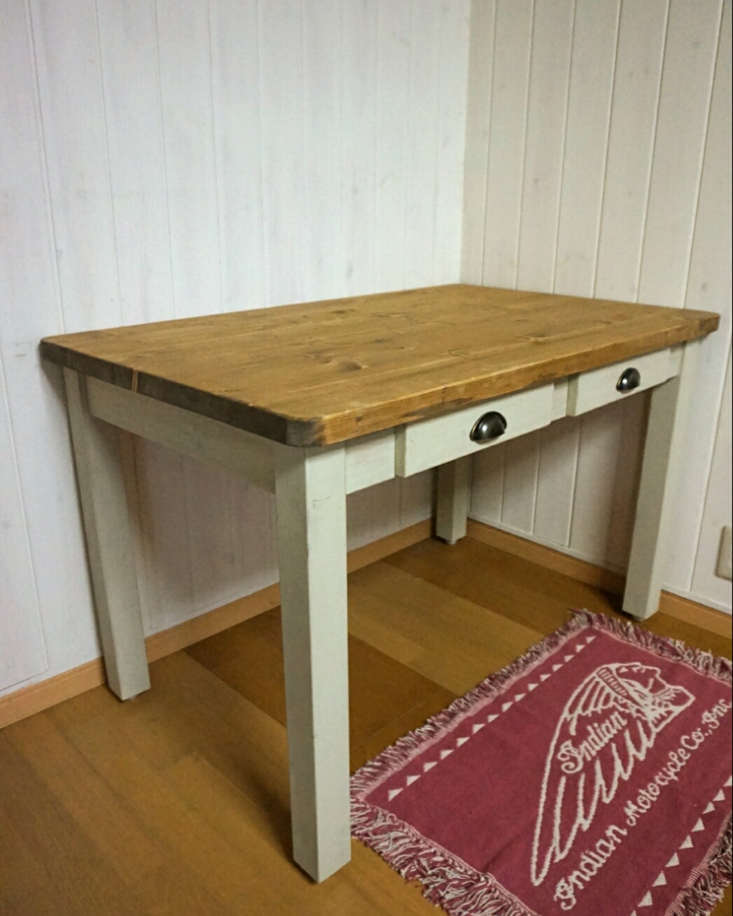 ヘンプベージュとダークウォルナットのちょっと小さめダイニングテーブル