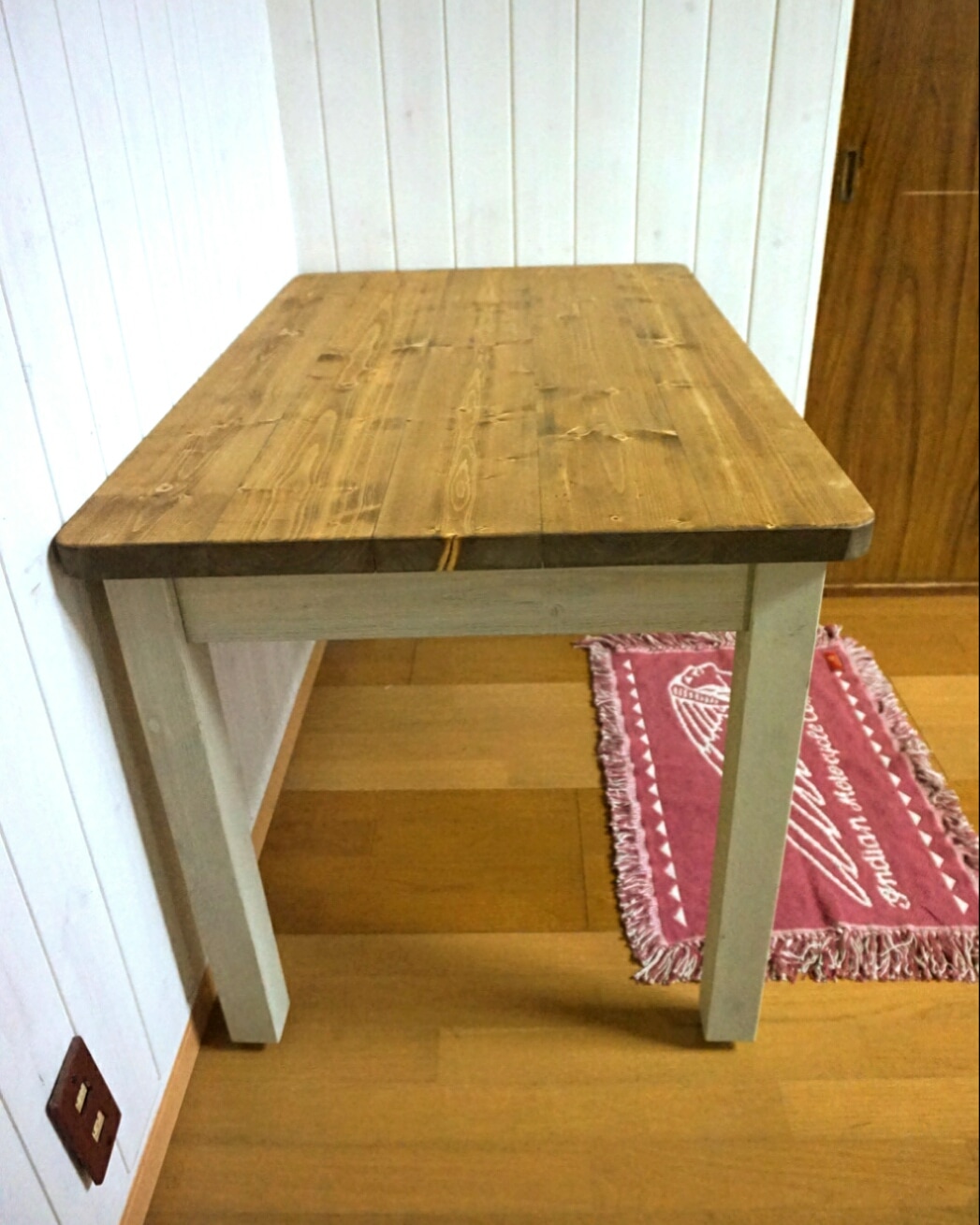 ヘンプベージュとダークウォルナットのちょっと小さめダイニングテーブル