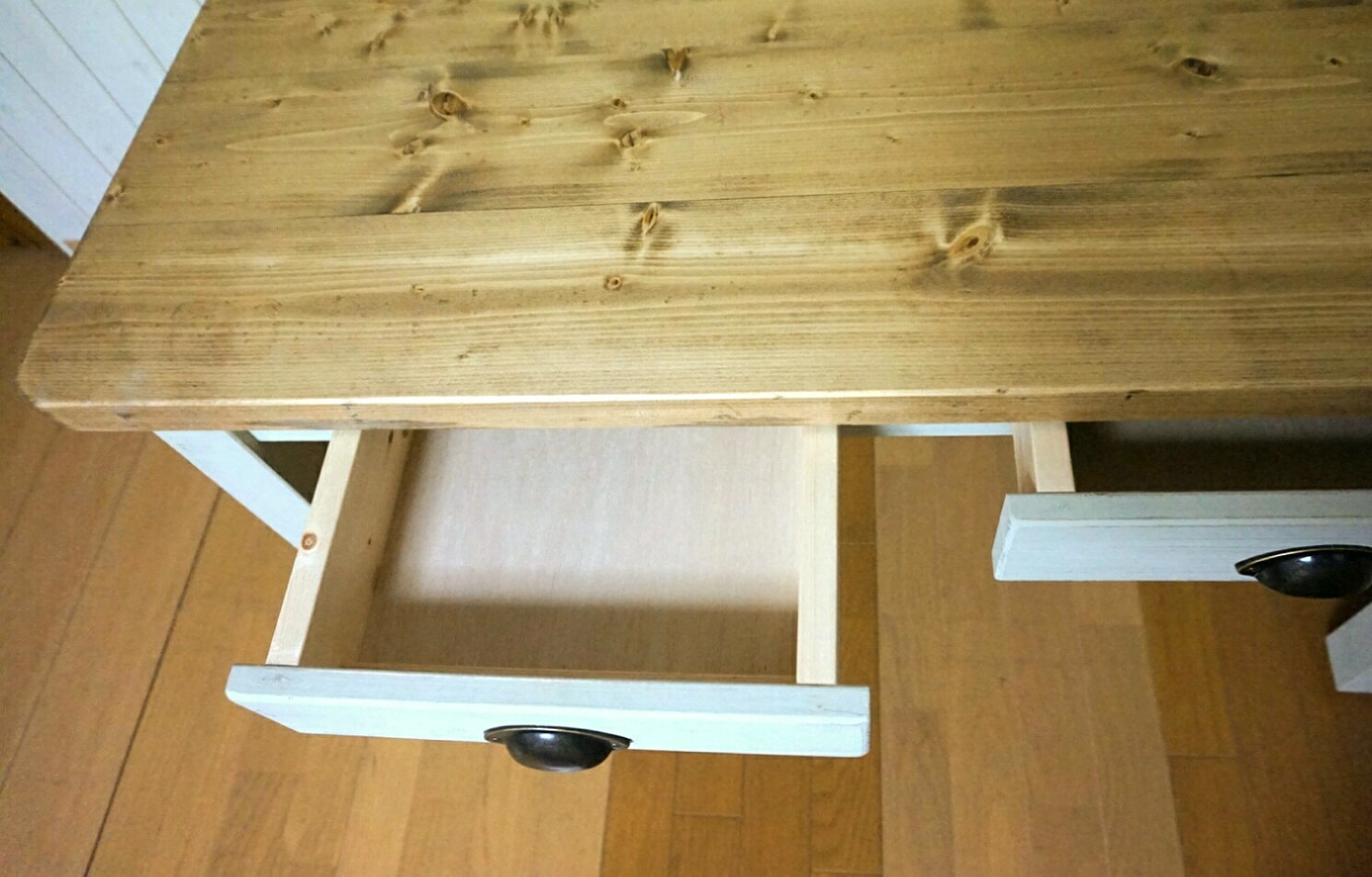 ヘンプベージュとダークウォルナットのちょっと小さめダイニングテーブル