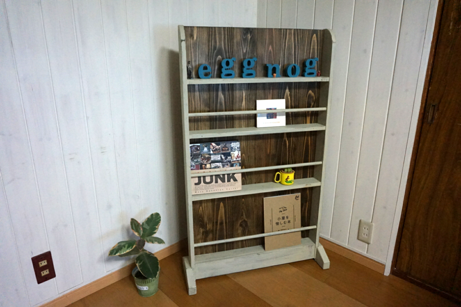 ツートンカラーのパーテーションにもなるかわいいブックシェルフ