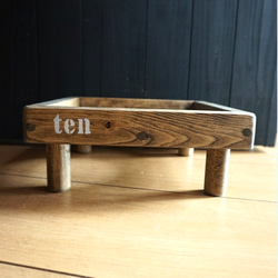 木製 ペット用テーブル ステンシルネーム入り 一つ穴タイプ 焦げ茶 4枚目の画像