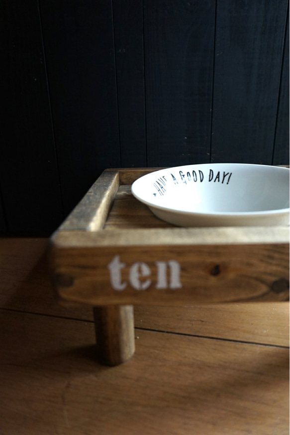 木製 ペット用テーブル ステンシルネーム入り 一つ穴タイプ 焦げ茶 5枚目の画像