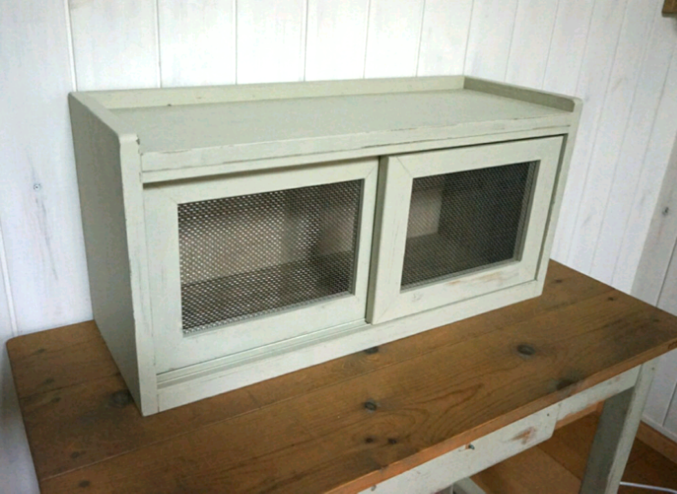 レトロな引き戸の戸棚