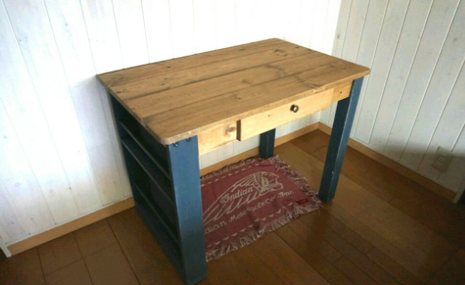 ディキシーブルー無垢多目的デスク マガジンラック＆大きめの引き出し１つ付き[900×700×560mm]