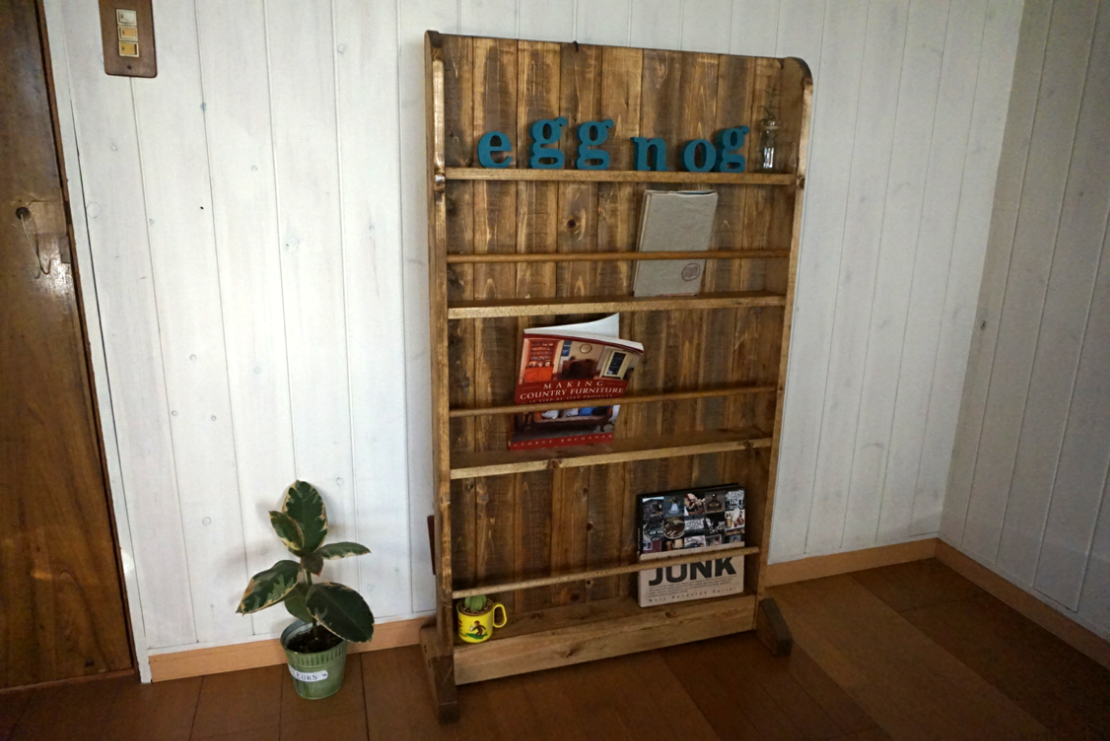 パーテーションにもなるかわいいブックシェルフ