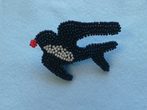 ツバメのブローチ（ビーズ刺繍） 4枚目の画像