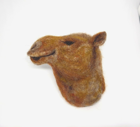 ラクダ横顔 羊毛フェルト ブローチ 1枚目の画像