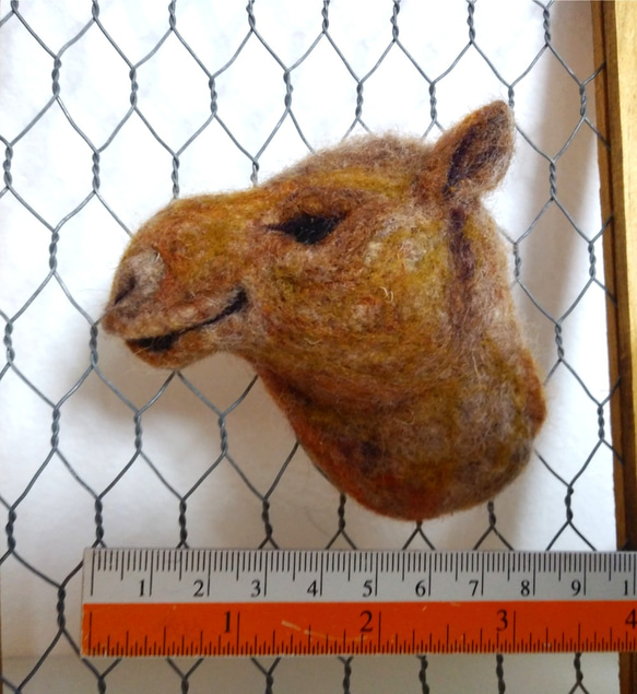ラクダ横顔 羊毛フェルト ブローチ 3枚目の画像