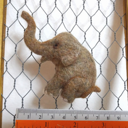 アジアゾウ 羊毛フェルト ブローチ 3枚目の画像