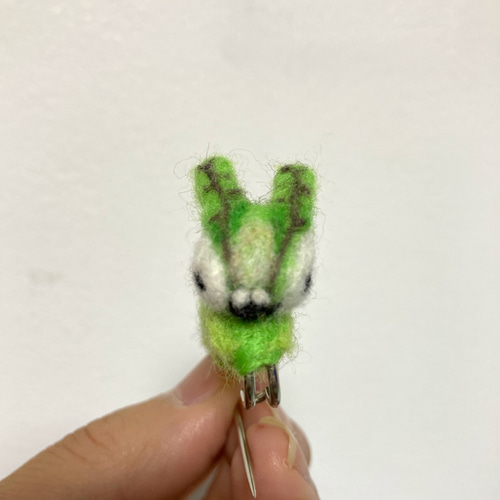 オオムラサキ幼虫 ブローチ (ストールピンタイプ) ブローチ くま