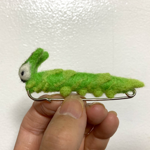 オオムラサキ幼虫 ブローチ (ストールピンタイプ) ブローチ くま