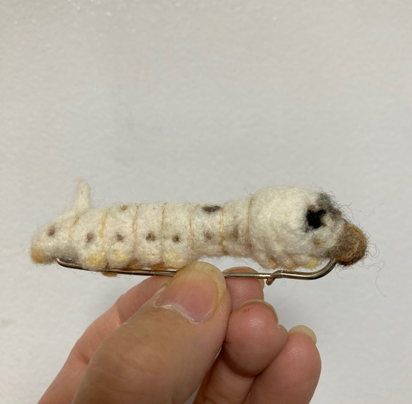 蚕 幼虫ブローチ (ストールピンタイプ) 4枚目の画像