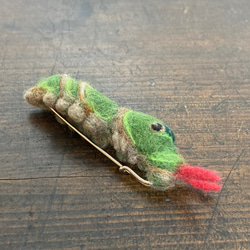 クロアゲハ幼虫 ブローチ (ストールピンタイプ) 4枚目の画像
